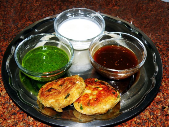 Aaloo Tikki served with Various Chutneys